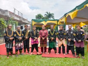 Raja Alam Tubagus Datuk pesisir Ahmad Abdari bersama pesilat Talago biru Indonesia 